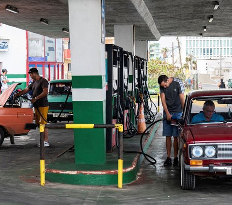 Sejumlah warga memadati pompa-pompa bensin di Havana, Kuba, pada 9 Januari 2024, setelah pemerintah mengumumkan rencana kenaikan harga bahan bakar hingga 500 persen mulai 1 Februari 2024.