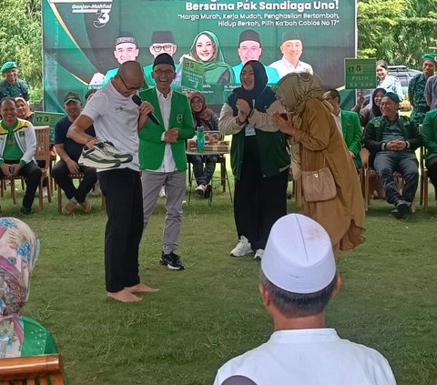 Serahkan Jam Tangan hingga Sepatu ke Simpatisan PPP, Sandiaga Uno Terpaksa Nyeker di Malang