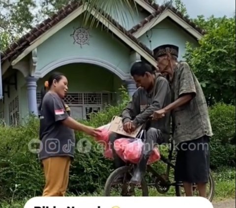 Viral Kisah Haru Perjuangan Lansia 80 Tahun Bersama Anaknya yang ODGJ, Diajak Jualan