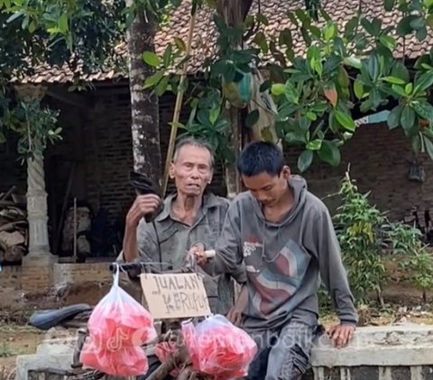 Viral Kisah Haru Perjuangan Lansia 80 Tahun Bersama Anaknya yang ODGJ, Diajak Jualan