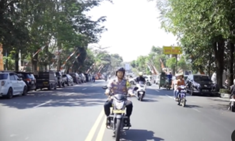 Ngopi Gratis sambil Kongkow di Motor Dinas, Aksi Pak Bhabin Tampung Curhatan Warganya Ini Banjir Pujian