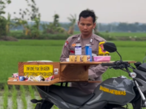 Ngopi Gratis sambil Kongkow di Motor Dinas, Aksi Pak Bhabin Tampung Curhatan Warganya Ini Banjir Pujian