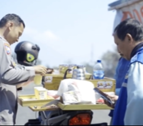 Ngopi Gratis sambil Kongkow di Motor Dinas, Aksi Pak Bhabin Tampung Curhatan Warganya Ini Banjir Pujian