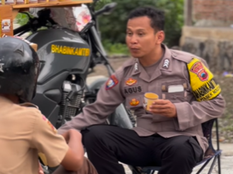 Ngopi Gratis sambil Kongkow di Motor Dinas, Aksi Pak Bhabin Tampung Curhatan Warganya Ini Banjir Pujian