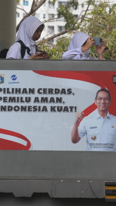 Terkait keluhan warga atas stiker Heru Budi yang terpampang di halte TransJakarta, Dinas Perhubungan DKI Jakarta akhirnya buka suara.