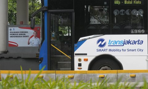 FOTO: Penampakan Stiker Heru Budi di Halte TransJakarta yang Disebut Warga Rusak Pemandangan