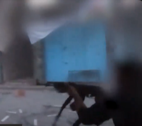 Belum berhenti di sana, terlihat para pejuang Al-Qassam ini juga menembakkan senjata mereka beberapa kali setelahnya.<br>