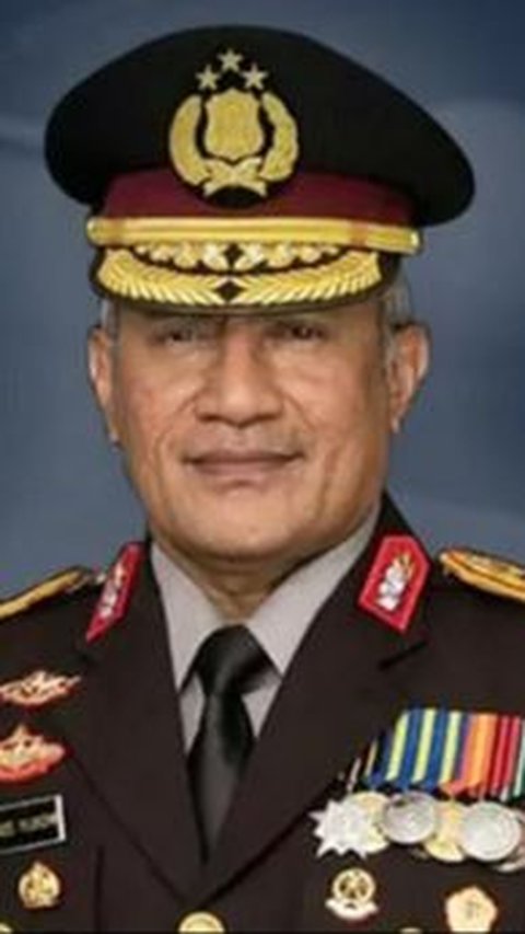 1. Komisaris Jenderal Polisi Marthinus Hukom<br>