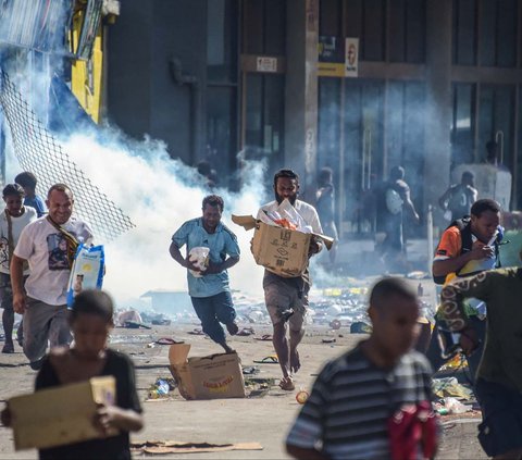 Sebuah kerusuhan terjadi di Papua Nugini, pada Rabu (10/1/2024). Diketahui, kerusuhan dipicu perselisihan gaji polisi dan tentara Papua Nugini yang berlanjut pada aksi unjuk rasa anarkis. Sebanyak 16 orang dilaporkan tewas dalam peristiwa tersebut.