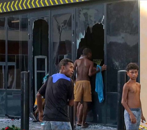FOTO: Momen Kerusuhan Pecah di Papua Nugini, Massa Ngamuk Jarah Toko-Toko dan Bakar Mobil