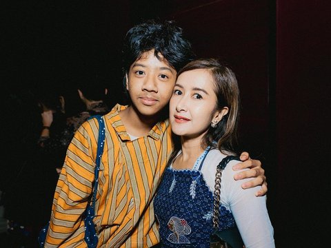 Child Feels Like a Bestie, Series of Fun Poses of Widi Mulia and Her Teenage Son