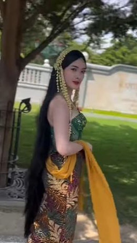 Dara melengkapi penampilannya dengan rambut panjang tergerai dan pakaian berwarna hijau yang identik dengan Nyai Roro Kidul