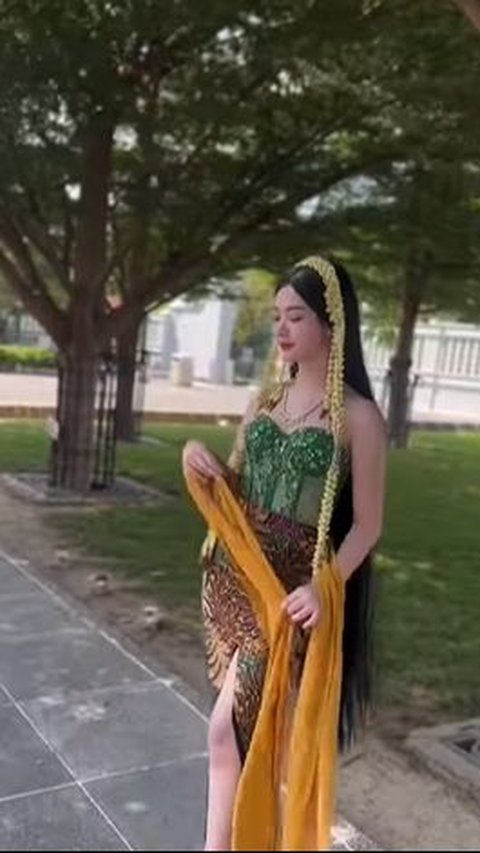 Mengawinkan unsur modern dan tradisional membuat Dara bersinar bak berada di tengah runway