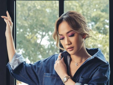 A Series of Celebrities Caught Wearing Luxury Watches, Including Anggun C Sasmi with a Price of Rp17 Billion