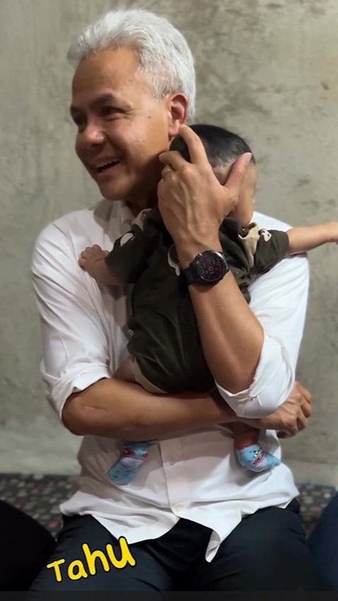 Funny Ganjar Pranowo Taking Care of a Baby, Turns Out He's Good at Making Children Smile