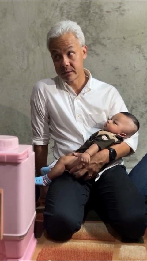 Funny Ganjar Pranowo Taking Care of a Baby, Turns Out He's Good at Making Children Smile