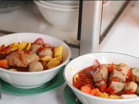 Mencicipi Bakso Kuah Rujak yang Unik di Jakarta Timur, Topingnya Pakai Buah Segar