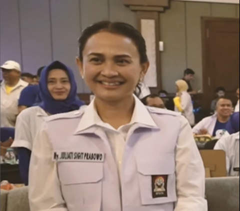 Beautiful Portrait of the Police Chief's Wife in High School Uniform with Her Husband, Praised for Looking Young and Classy