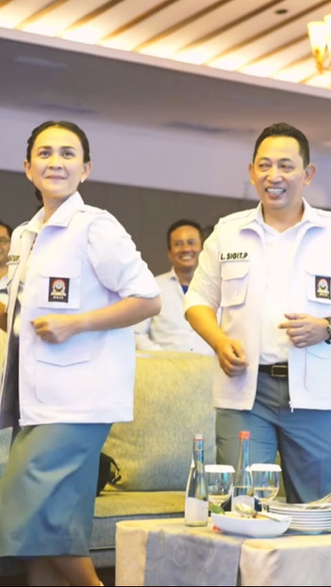 Beautiful Portrait of the Police Chief's Wife in High School Uniform with Her Husband, Praised for Looking Young and Classy