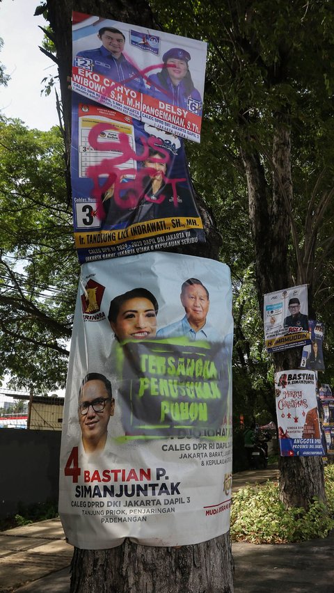 FOTO: Viral Poster-Poster Caleg Dilabeli 'Tersangka Penusukan Pohon', Ini Penampakannya