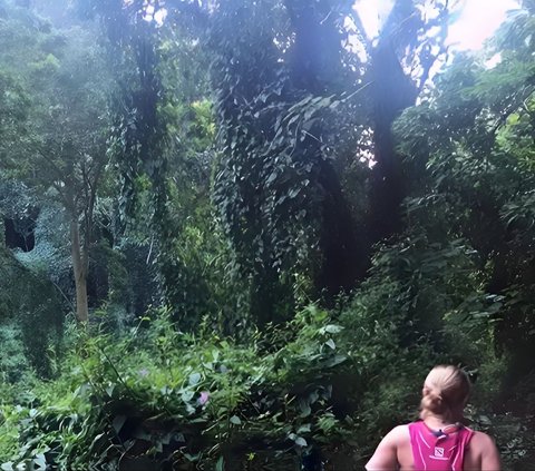 Viral Photo Runner Accidentally Encounters Forest Guardian Ghost