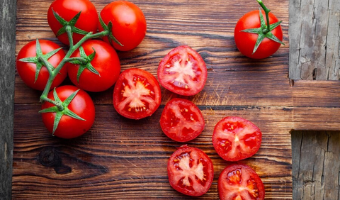 2. Tomat: Asam Sitrat dan Malat yang Tinggi