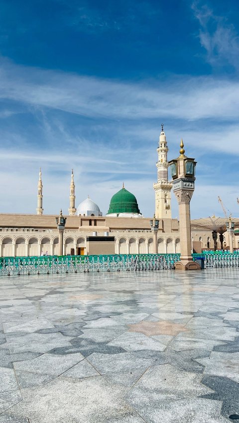 Saudi Pertama Kali Izinkan Pejabat Non Muslim Kunjungi Madinah, Berfoto di Luar Masjid Nabawi