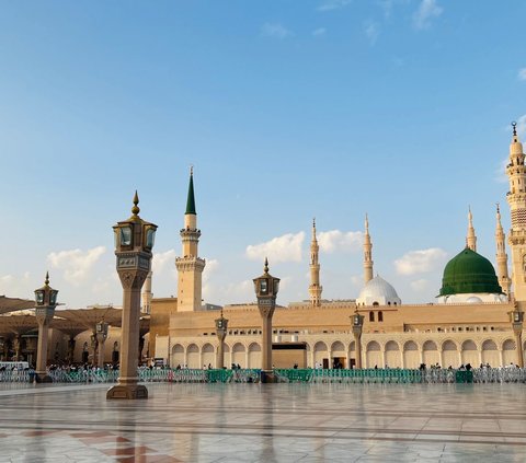 Saudi Pertama Kali Izinkan Pejabat Non Muslim Kunjungi Madinah, Berfoto di Luar Masjid Nabawi