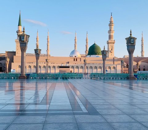 Saudi Pertama Kali Izinkan Pejabat Non Muslim Kunjungi Madinah, Berfoto di Luar Masjid Nabawi