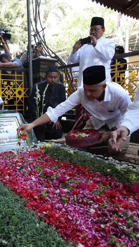Potret Ganjar Pranowo Ziarah ke Makam Pendiri NU KH Hasyim Asy'ari dan Gus Dur Ditemani Yenny Wahid