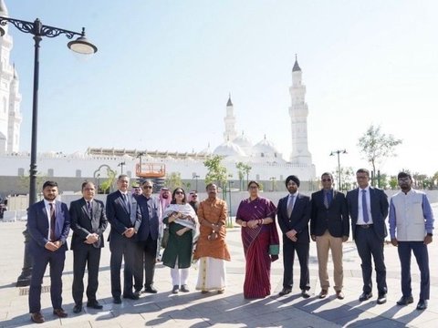 Saudi Pertama Kali Izinkan Pejabat Non Muslim Kunjungi Madinah, Berfoto di Luar Masjid Nabawi