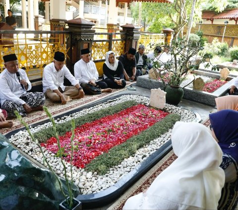 Portrait of Ganjar Pranowo Visiting the Grave of NU Founder KH Hasyim Asy'ari and Gus Dur Accompanied by Yenny Wahid