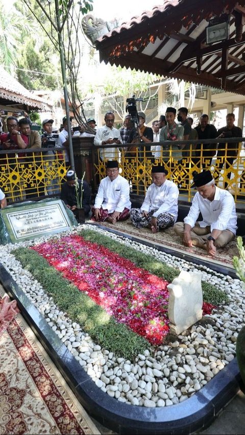 Portrait of Ganjar Pranowo's Pilgrimage to the Graves of NU Founder KH Hasyim Asy'ari and Gus Dur Accompanied by Yenny Wahid