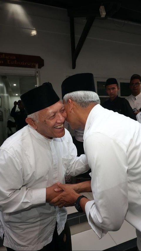 Portrait of Ganjar Pranowo Visiting the Grave of NU Founder KH Hasyim Asy'ari and Gus Dur Accompanied by Yenny Wahid