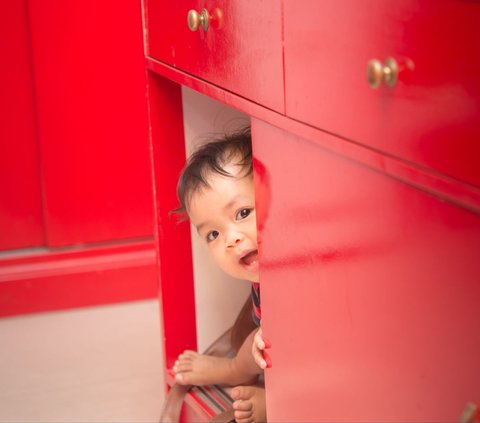 Hide and Seek is Recommended by Psychologists so that Children don't Easily Get Anxious when Left Alone