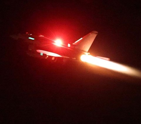 Jet tempur Typhoon milik Angkatan Udara Inggris (RAF) bergabung dalam operasi militer Amerika Serikat (AS) untuk menyerang kelompok Houthi di Yaman, pada 12 Januari 2024. Serangan gabungan AS dan Inggris ini dilancarkan sebagai balasan untuk Houthi yang didukung Iran atas serangan terhadap kapal-kapal Israel di Laut Merah.