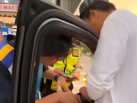 Viral Kid Playfully Inserts Toll Card into Car Window, Ends Up Paying Maximum Fare