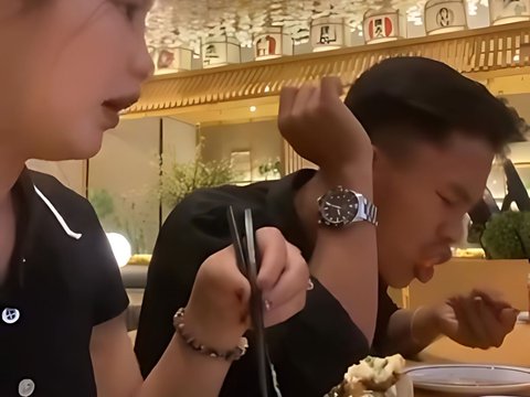 Hilarious! Invited by His Girlfriend to Eat Sashimi at a Japanese Restaurant, This Guy Feels Nauseous but Still Struggles Not to Vomit Because of Love