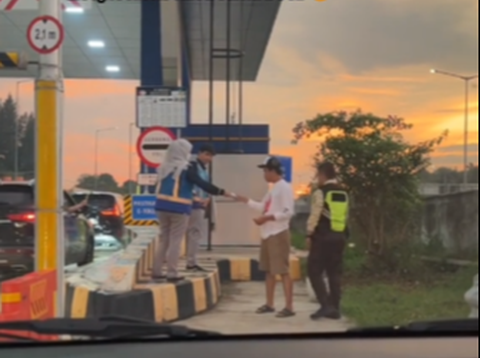Viral Bocil Playfully Inserts Toll Card into Car Window, Ends Up Paying the Farthest Fare