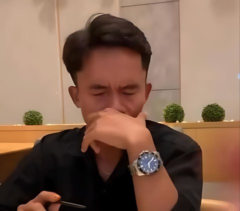 Hilarious! Invited by His Girlfriend to Eat Sashimi at a Japanese Restaurant, This Guy Feels Nauseous but Still Struggles Not to Vomit Because of Love