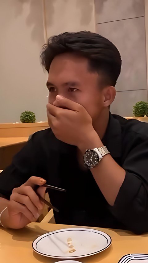 Laugh out loud! Invited by his girlfriend to eat Sashimi at a Japanese restaurant, this guy feels nauseous but still fights not to vomit because of his sweetheart.