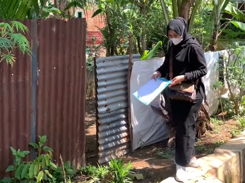 Anything for a Quick Graduation, Female Student Chases Lecturer to the Garden for Thesis Guidance