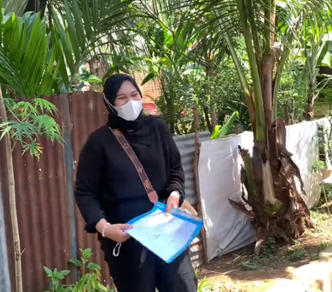 Anything for a Quick Graduation, Female Student Chases Lecturer to the Garden for Thesis Guidance