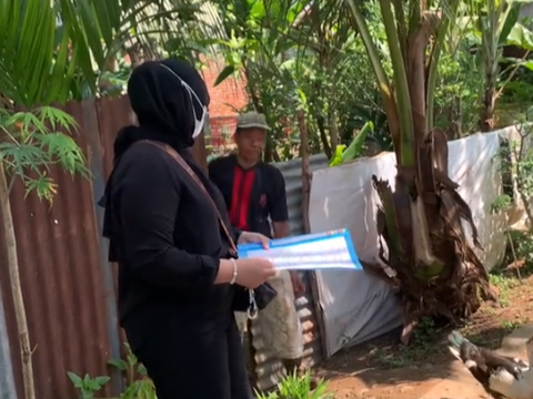 Whatever It Takes to Graduate Quickly, Female Student Chases Lecturer to the Garden for Thesis Guidance