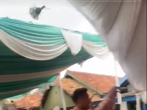 Lack of Location Calculation, Bride Throws Bouquet Until It Gets Stuck on the Tent Canopy