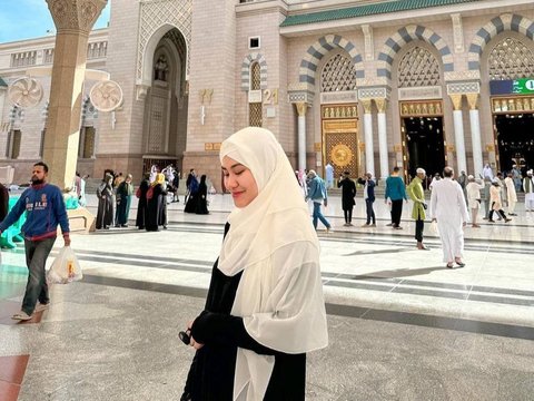 Tampil Memesona Mengenakan Hijab, Intip Potret Aaliyah Massaid Jalani Ibadah Umrah di Tanah Suci