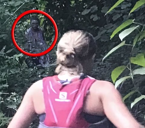 Atlet Wanita Ikut Lomba Lari Lintas Alam, Pas Lewat Jalur Hutan Tak Sadar Papasan dengan Hantu Kuno yang Menyeramkan
