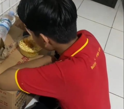 Pegawai Mini Market Ini Selalu Makan Mie Instan saat Istirahat Kerja, Akui Uangnya Hanya Tersisa Rp 2 Ribu