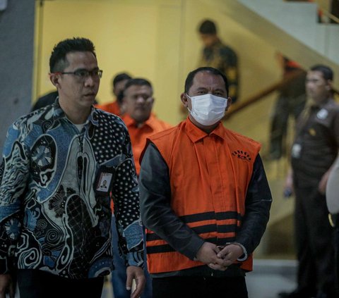 Tersangka Bupati Labuhanbatu Erik Adtrada Ritonga mengenakan rompi oranye usai menjalani pemeriksaan di Gedung Merah Putih Komisi Pemberantasan Korupsi (KPK), Jakarta, Jumat (12/1/2024).<br>