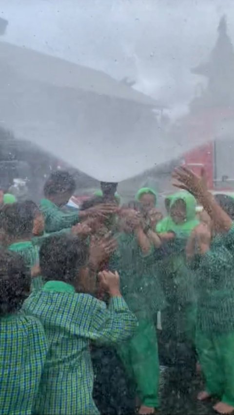 <b>Jingkrak-Jingkrak Senang, Momen Anak TK di Muara Enim Main 'Hujan Buatan' dari Petugas Damkar Ini Viral</b>